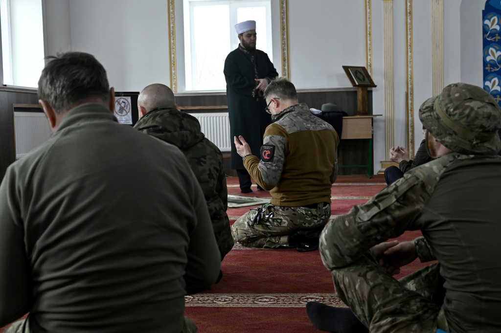     مصلون يؤدون الصلاة في مسجد بالقرب من الجبهة الشرقية لأوكرانيا (ا ف ب)