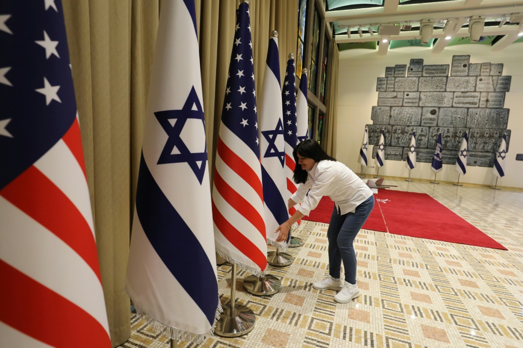 كان أعضاء في حكومة نتنياهو لاذعين في نقدهم عندما اتهموا الرئيس بايدن بأنه وقع في شرك “الأخبار المزيفة” (أ ف ب)