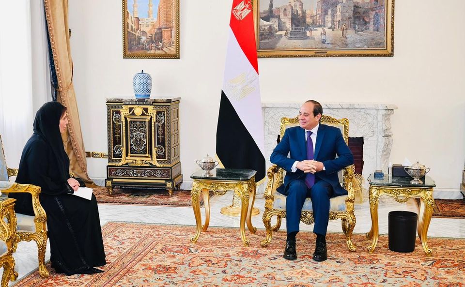 الرئيس المصري عبدالفتاح السيسي خلال استقباله سفيرة الإمارات في القاهرة مريم الكعبي (الرئاسة المصرية)