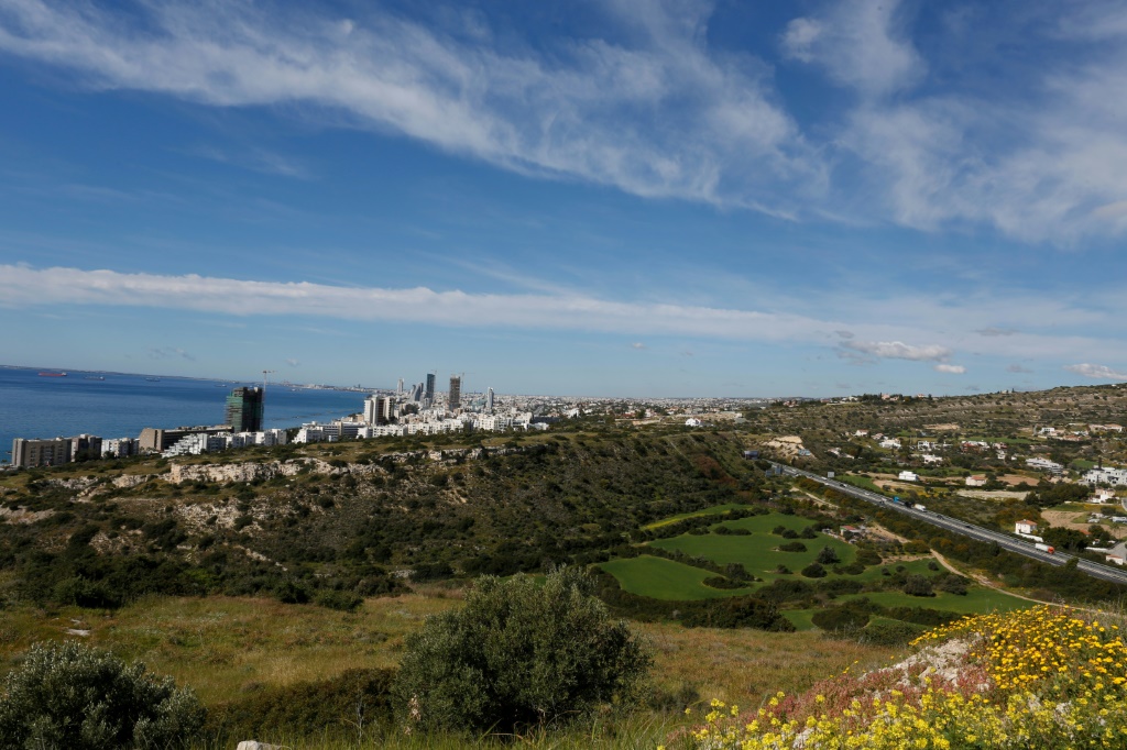 مدينة ليماسول في جنوب قبرص كما تبدو من تلال أماثوس في 20 آذار/مارس 2023 (ا ف ب)