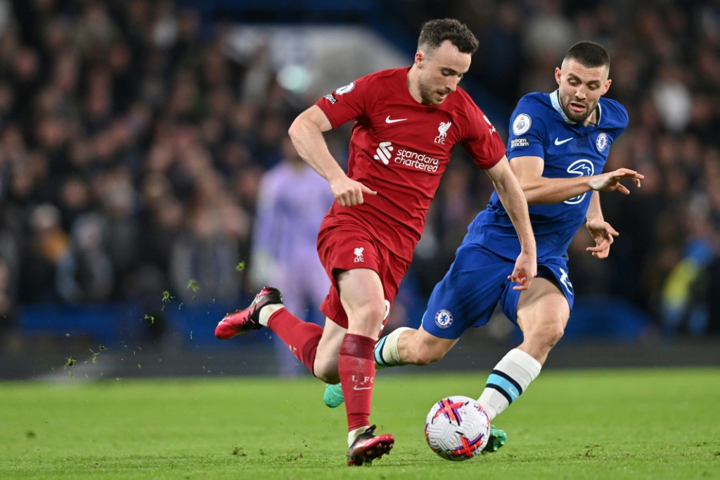 مهاجم ليفربول الدولي البرتغالي ديوغو جوتا (يسار) يحاول مراوغة لاعب وسط تشلسي الدولي الكرواتي ماتيو كوفاسيتش في المباراة المؤجلة من المرحلة الثامنة من الدوري الانكليزي في الرابع من نيسان/أبريل 2023. (ا ف ب)