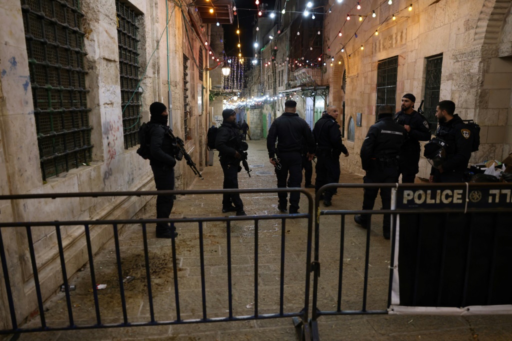 صورة بتاريخ 1 نيسان/ابريل 2023 لعناصر من الشرطة الإسرائيلية في القدس الشرقية التي احتلتها إسرائيل وضمتها لها (ا ف ب)