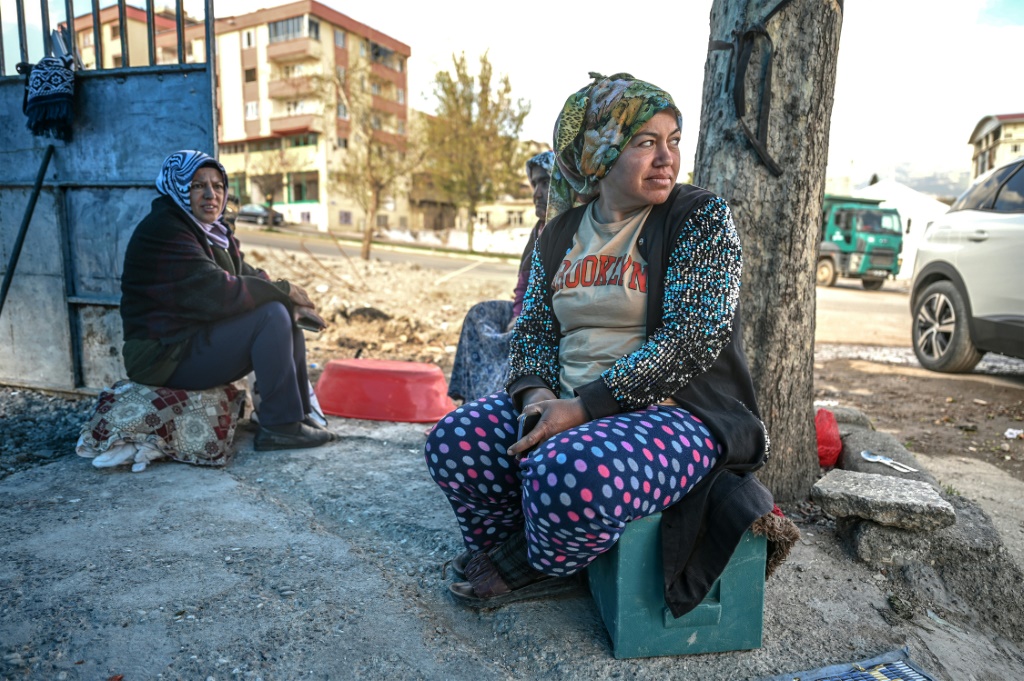 الناجية ياسمين تاباك من زلزال تركيا في كهرمان مرعش في الرابع من نيسان/أبريل 2023 (ا ف ب)