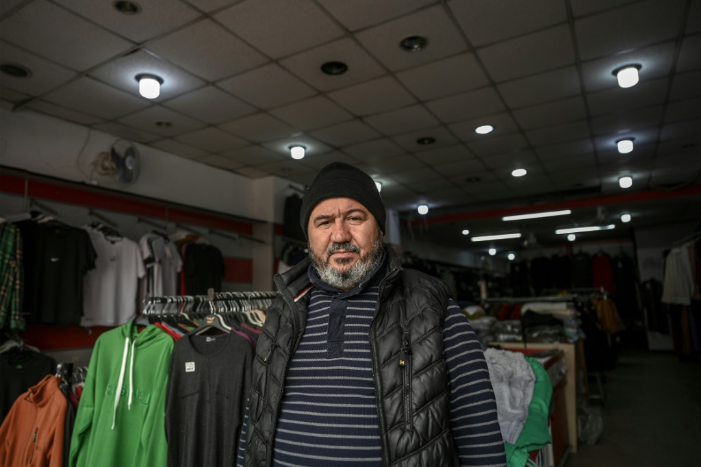     تاجر الملابس لطيف دليان (58 عامًا) في الرابع من نيسان/أبريل 2023 في متجره في كهرمان مرعش التي ضربها زلزال بقوة 7,8 درجات في السادس من شباط/فبراير 2023 (أ ف ب)