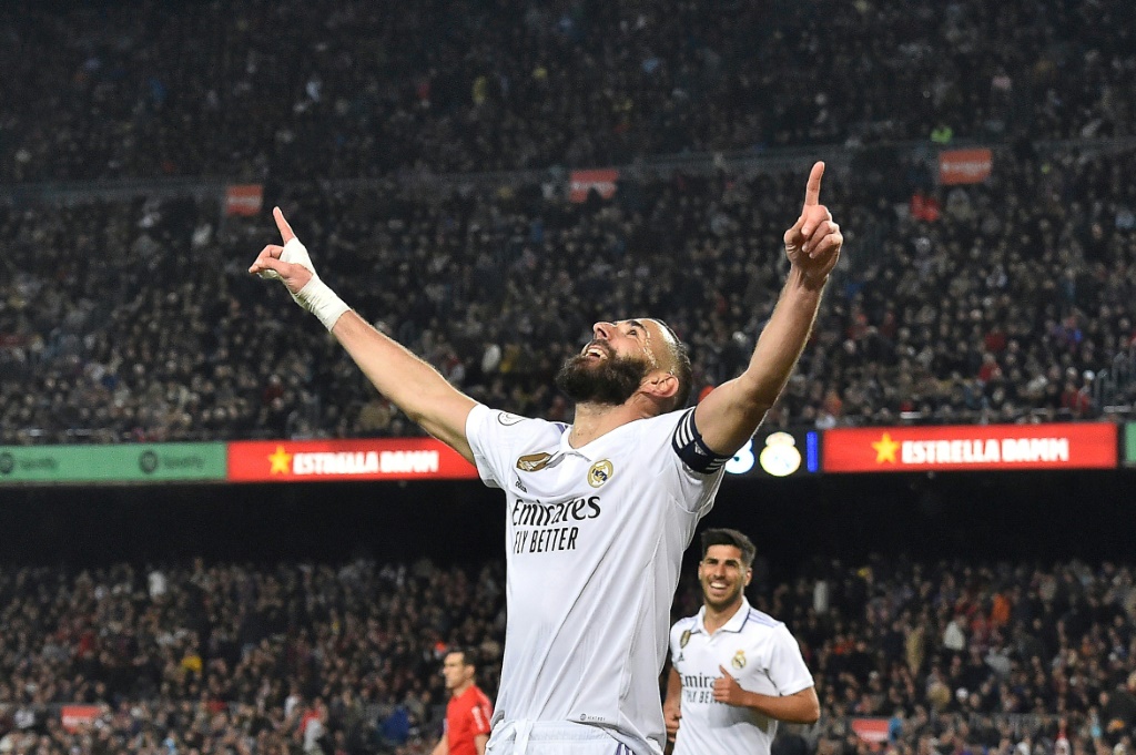 الفرنسي كريم بنزيمة محتفلاً بتسجيل هدفه الشخصي الثالث والرابع لريال مدريد في مرمى برشلونة، في إياب نصف نهائي كأس إسبانيا. 5 نيسان/أبريل 2023 (ا ف ب)