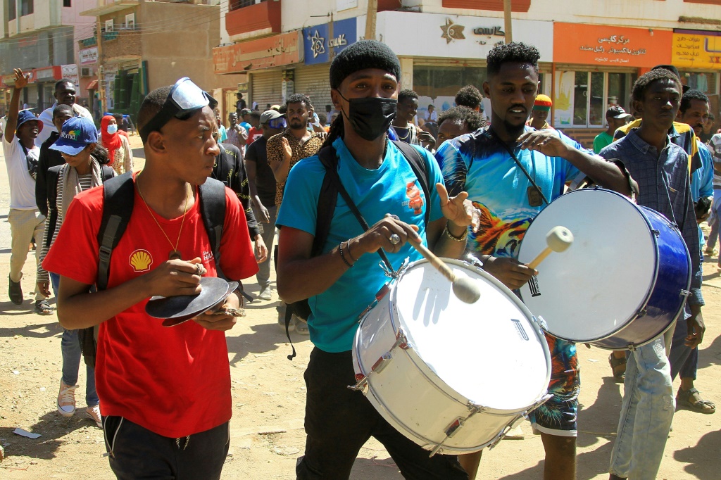 متظاهرون خلال مسيرة مناهضة للسلطة في الخرطوم في 14 آذار/مارس 2023 (ا ف ب)