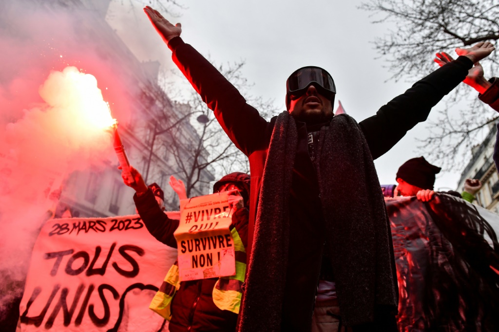 متظاهر خلال احتجاجات على إصلاح النظام التقاعدي في باريس في 28 آذار/مارس 2023 (ا ف ب)