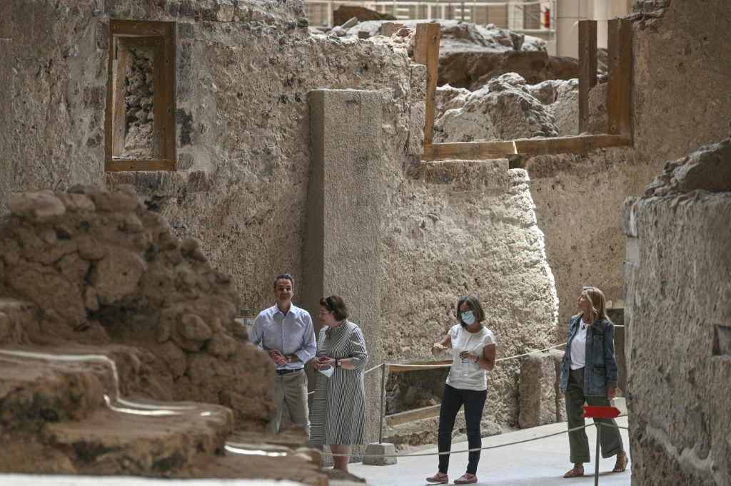 رئيس الوزراء اليوناني كيرياكوس ميتسوتاكيس (الأول من اليسار) في موقع أثري في جزيرة سانتوريني في 13 حزيران/يونيو 2020 (ا ف ب)