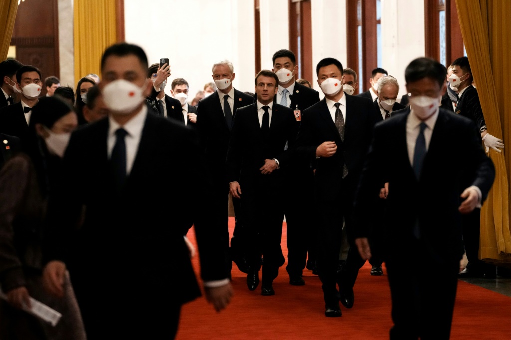 الرئيس الفرنسي إيمانويل ماكرون لدى وصوله إلى قصر الشعب في بكين في السادس من نيسان/أبريل 2023 (ا ف ب)