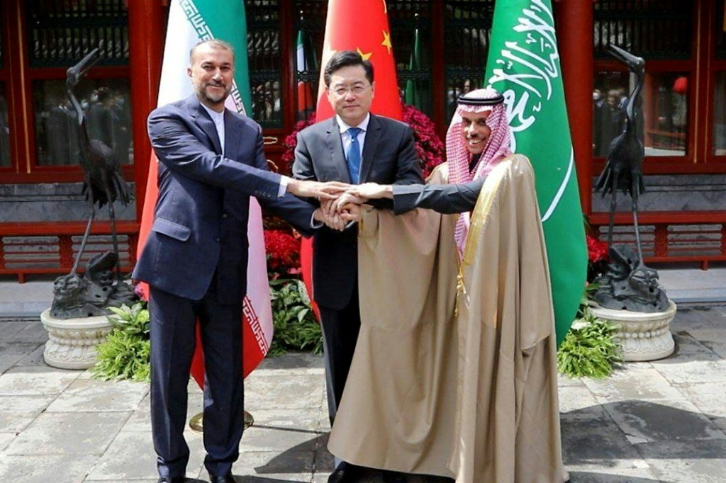 وزير الخارجية الصيني متوسطا نظيريه الإيراني والسعودي في بكين في 6 نيسان/ابريل 2023 (ا ف ب)