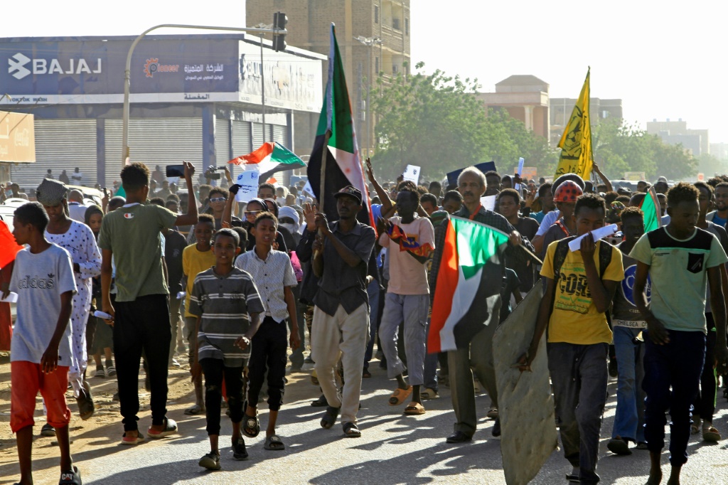    متظاهرون سودانيون يشاركون في مظاهرة بجنوب الخرطوم (ا ف ب)