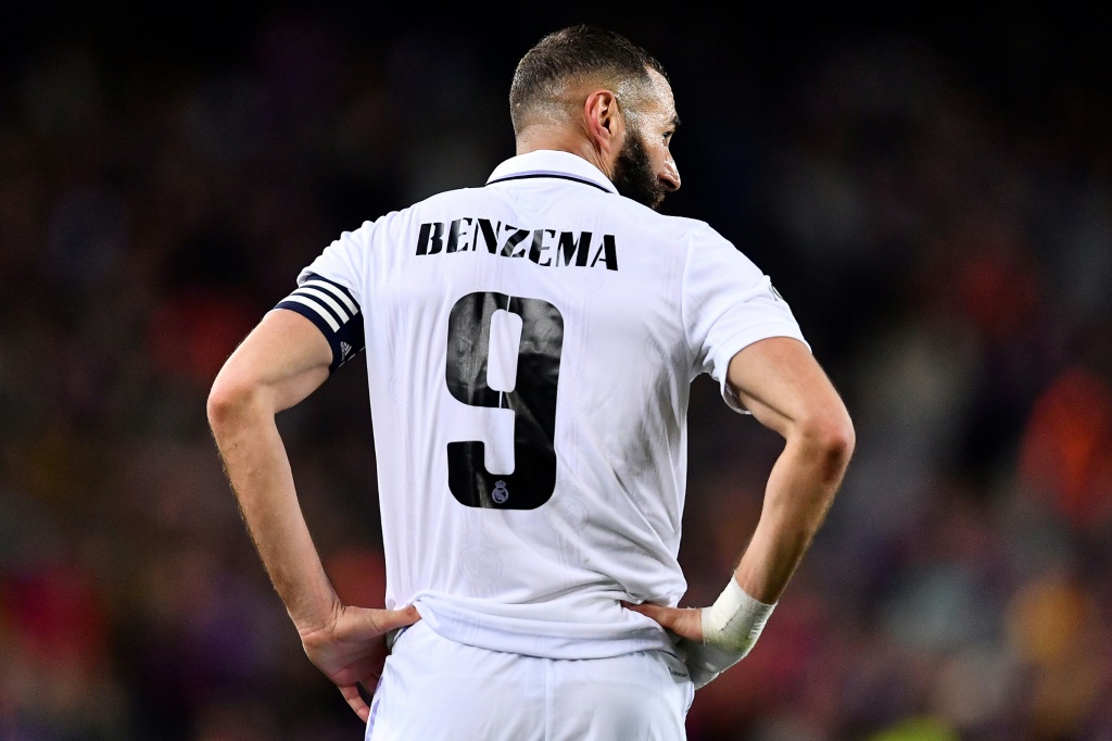 مهاجم ريال مدريد الفرنسي كريم بنزيمة صاحب ثلاثية في مرمى برشلونة في إياب نصف نهائي كأس إسبانيا لكرة القدم على ملعب "كامب نو" في 5 نيسان/أبريل 2023 (ا ف ب)