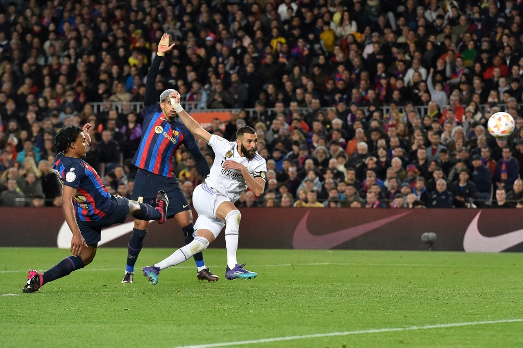 &nbsp;مهاجم ريال مدريد الفرنسي كريم بنزيمة صاحب ثلاثية في مرمى برشلونة في إياب نصف نهائي كأس إسبانيا لكرة القدم على ملعب "كامب نو" في 5 نيسان/أبريل 2023 (ا ف ب)