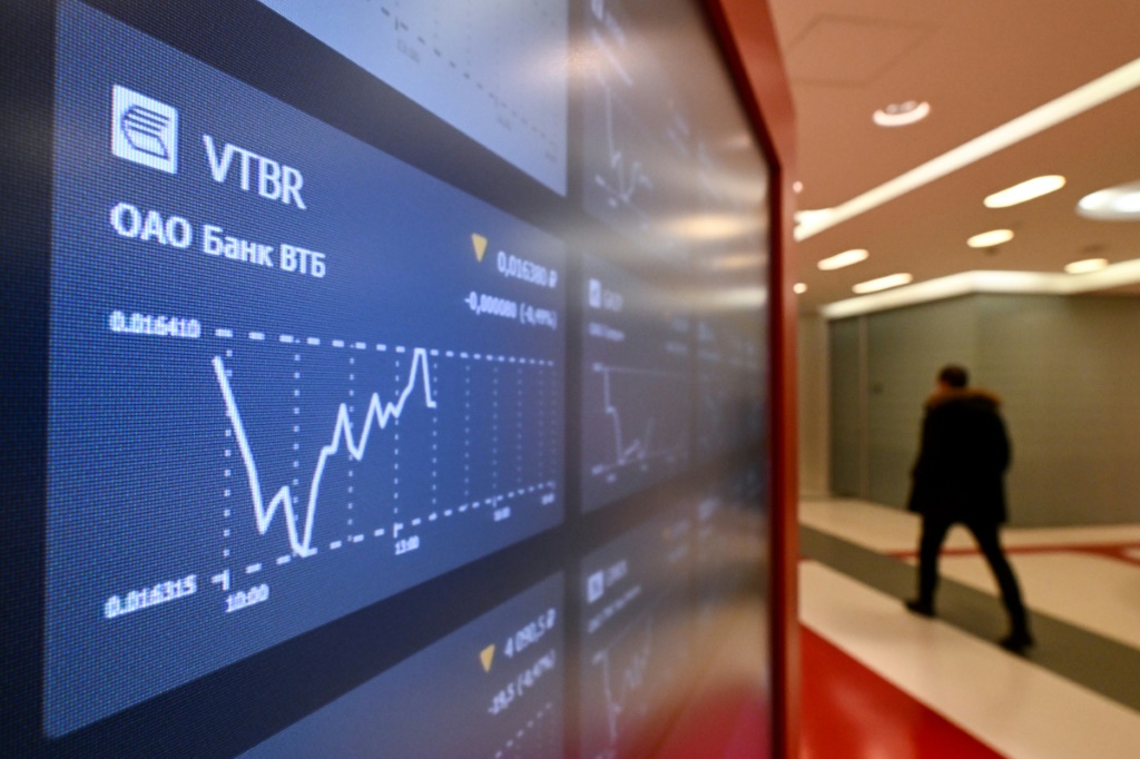    شاشة تظهر اسعار اسهم مجموعة "في تي بي" المصرفية الروسية في موسكو في 10 كانون الثاني/يناير 2023 (ا ف ب)