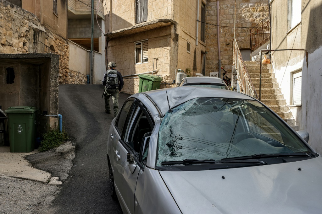    سيارة مدمرة جراء إطلاق صاروخ من جنوب لبنان في اتجاه إسرائيل التي اعترضته في قرية فسوطة الشمالية في السادس من نيسان/أبريل 2023 (أ ف ب)