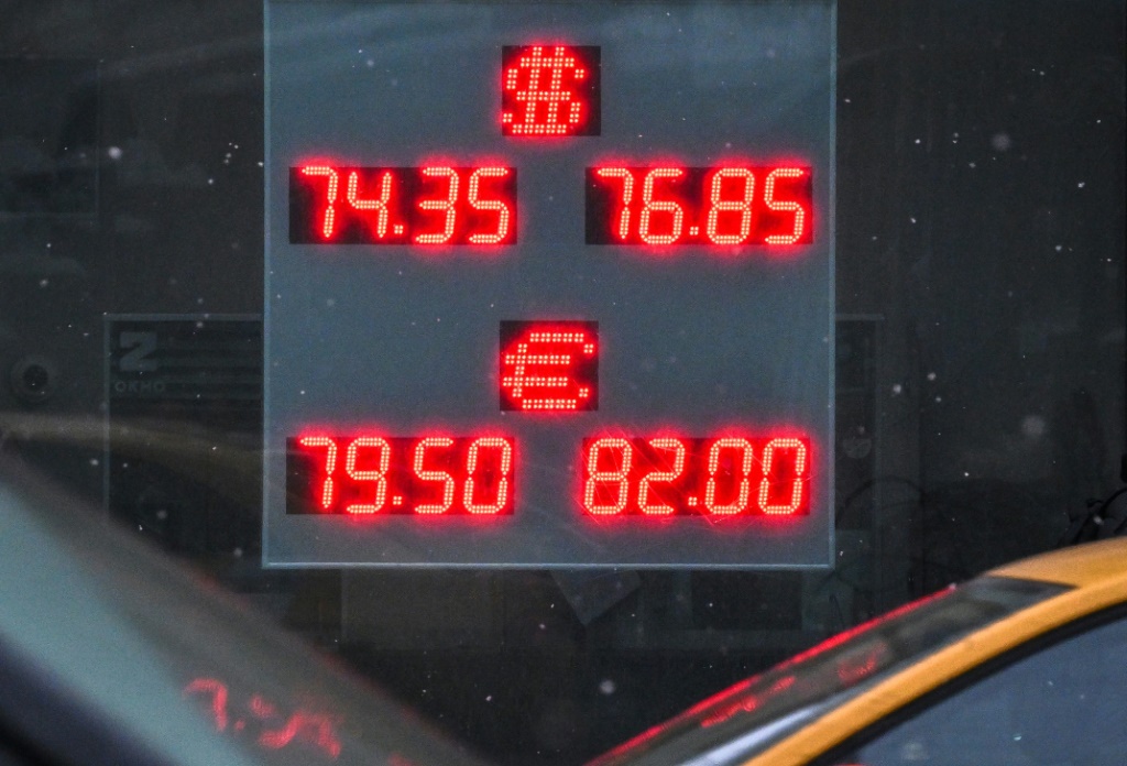 شاشة تعرض أسعار صرف الدولار واليورو أمام مكتب صيرفة في العاصمةالروسية موسكو في 16 شباط/فبراير 2023 (ا ف ب)
