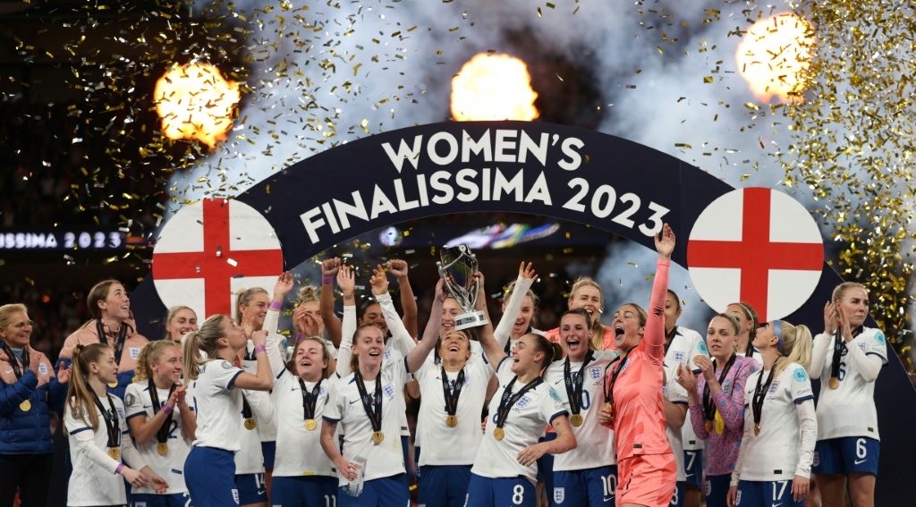 لاعبات انكلترا يحتفلن بالفوز بالنسخة الأولى من كأس فيناليسيما للسيدات على حساب البرازيل على ملعب ويمبلي الشهير في العاصمة لندن في 6 نيسان/أبريل 2023 (ا ف ب)