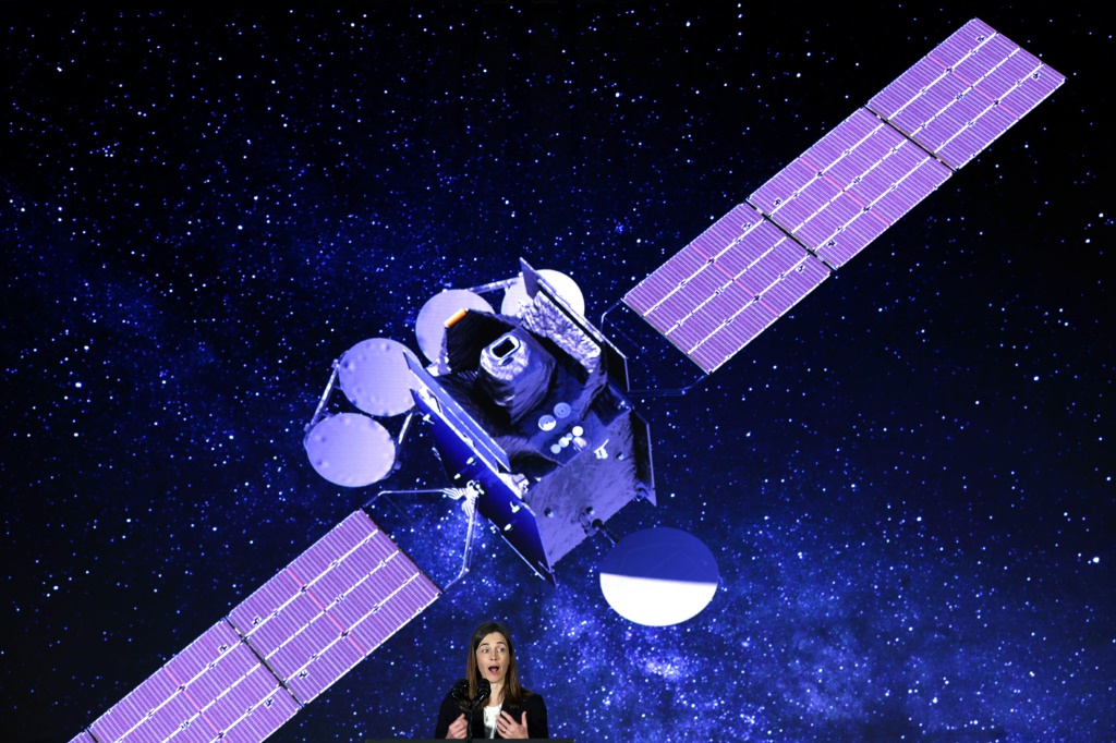 عالمة الفيزياء كارولين نولان خلال مؤتمر صحافي في واشنطن في 14 آذار/مارس 2023 عن أداة "تمبو" التابعة لوكالة الفضاء الأميركية ("ناسا" والمخصصة لقياس تلوث الهواء فوق أميركا الشمالية (ا ف ب)