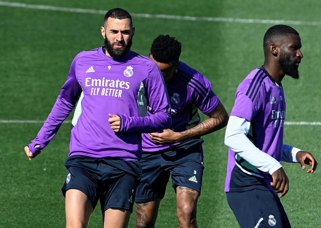 سجّل الفرنسي كريم بنزيمة ثلاثية في فوز ريال مدريد 4-0 على برشلونة في إياب نصف نهائي كأس إسبانيا (ا ف ب)