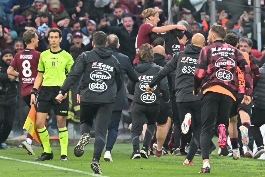 لاعبو ساليرنيتانا يحتفلون بهدف التعادل في مرمى إنتر ميلان (1-1) في الدوري الايطالي في السابع من نيسان/أبريل 2023. (ا ف ب)