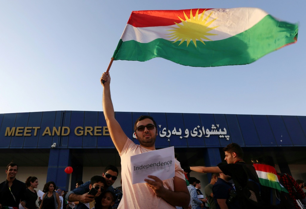 عراقيون أكراد يشاركون في تظاهرة في مطار اربيل في 29 أيلول/سبتمبر احتجاجا على وقف الرحلات الجوية الدولية الى كردستان (ا ف ب)