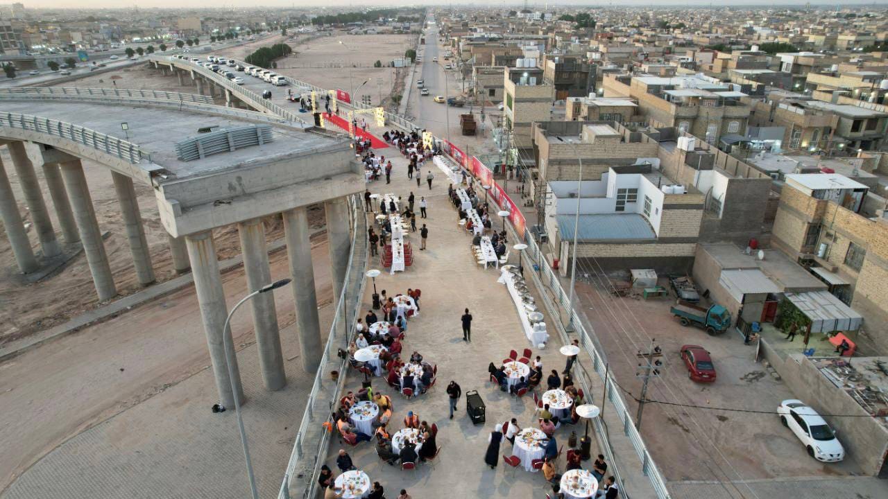 صورة متداولة للإفطار الجماعي على جسر الزهراء في النجف (مواقع التواصل الاجتماعي)