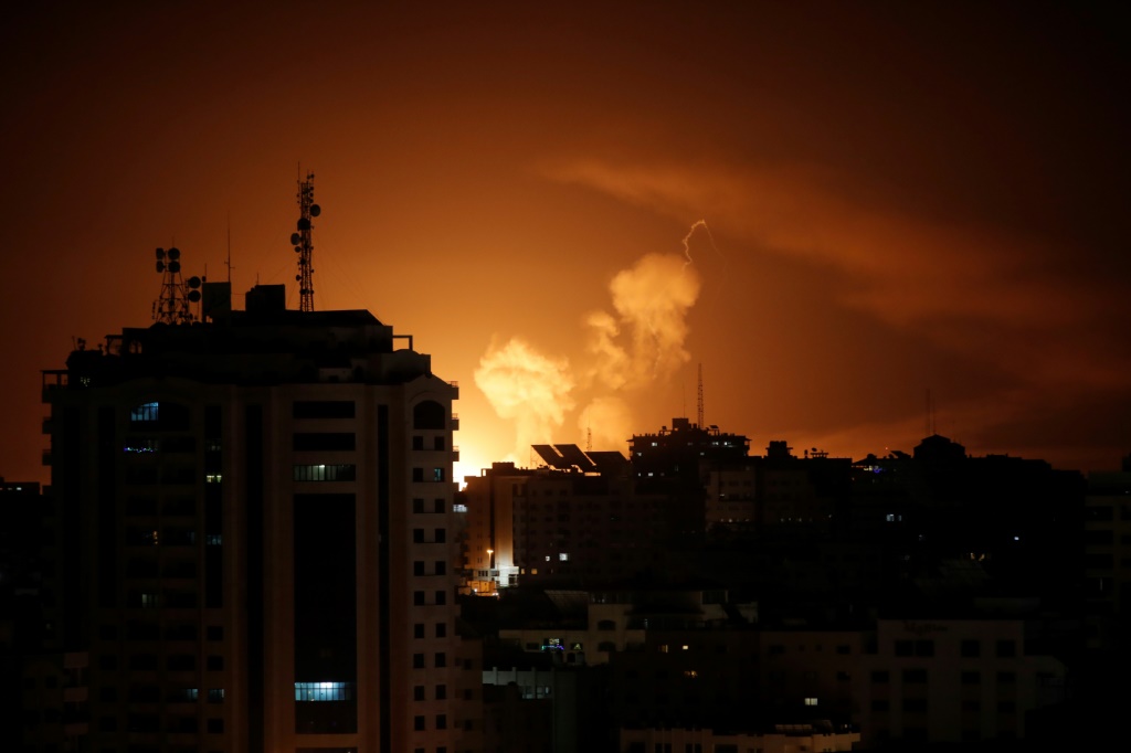دخان يتصاعد فوق مبان في مدينة غزة (ا ف ب)