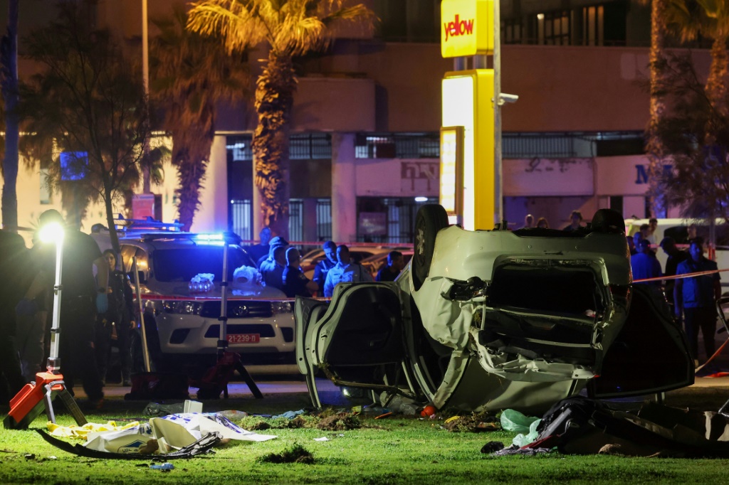 صورة تظهر جثة منفذ هجوم في تل أبيب مغطاة والسيارة التي استخدمها في 7 نيسان/أبريل 2023 (ا ف ب)