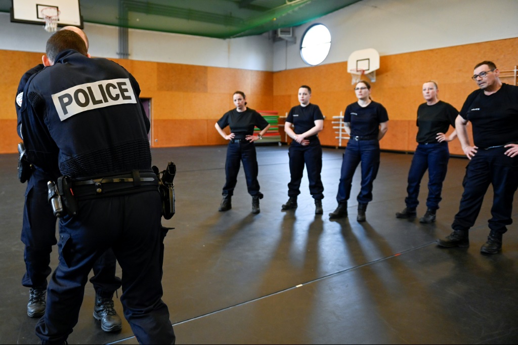 عناصر من الشرطة الفرنسية خلال تدريب في 29 آذار/مارس 2023 (ا ف ب)