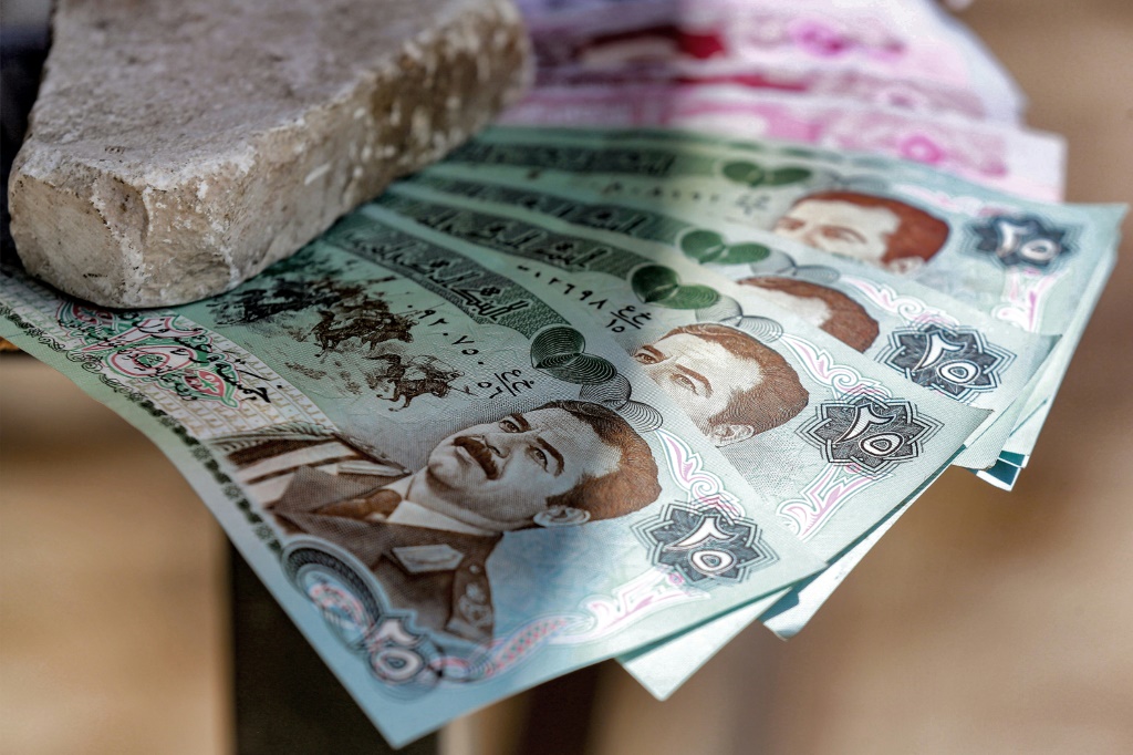 صورة التقطت في 6 نيسان/أبريل 2023 لأوراق نقدية قديمة بالدينار العراقيعليها صورة الدكتاتور العراقي المخلوع صدام حسين في متجر في عمان (ا ف ب)