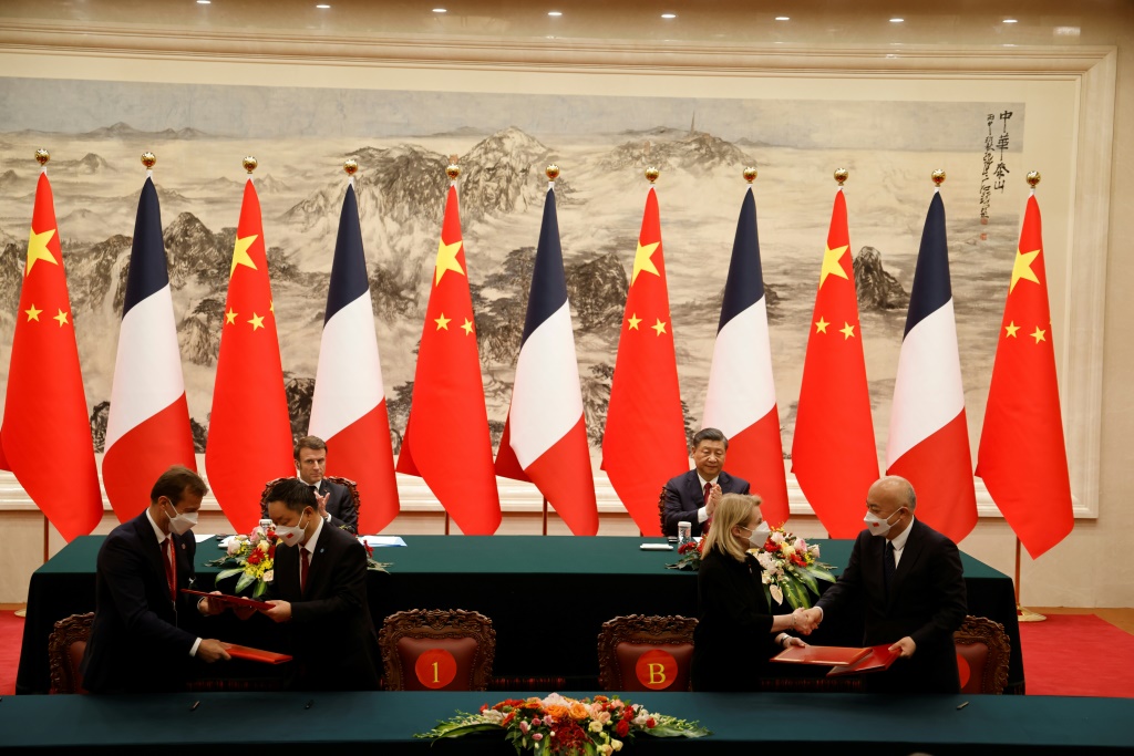 لرئيس التنفيذي لشركة إيرباص غيوم فوريه (إلى اليسار) ومديرة قصر فرساي كاترين بيغار (الثانية إلى اليمين) يوقعان مع نظرائهما الصينيين في حضور الرئيس الفرنسي إيمانويل ماكرون (إلى اليسار) والرئيس الصيني شي جينبينغ (إلى اليمين) خلال زيارة الدولة في بكين في 6 نيسان / أبريل 2023 (أ ف ب)
