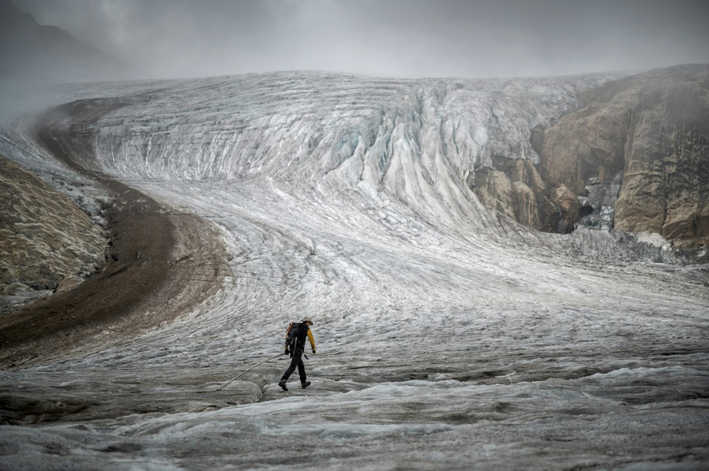 مدير الشبكة السويسرية للبيانات الجليدية ماتياس هاس يعاين نهر غريس الجليدي في سويسرا في الثاني من أيلول/سبتمبر 2022 (ا ف ب)