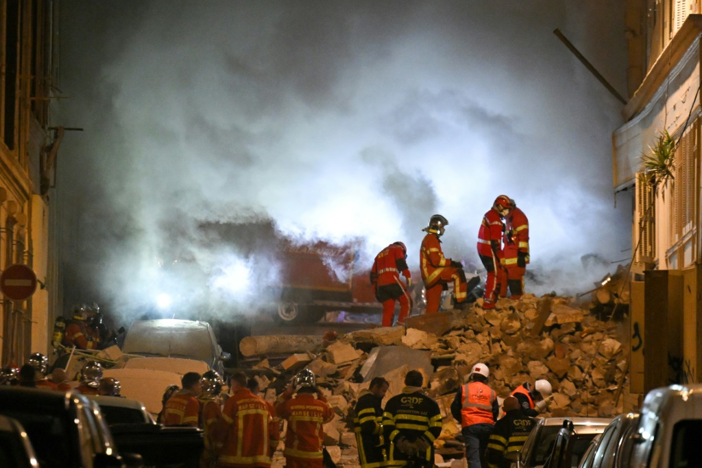 حريق في انقاض مبنى انهار في مدينة مرسيليا الفرنسية في 09 نيسان/ابريل 2023 (ا ف ب)