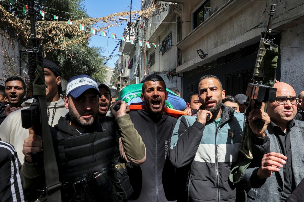 مشيعون فلسطينيون يسيرون في جنازة العضو في حركة حماس عبد الفتاح حسين خروشة في نابلس في الثامن من آذار/مارس 2023 (ا ف ب)