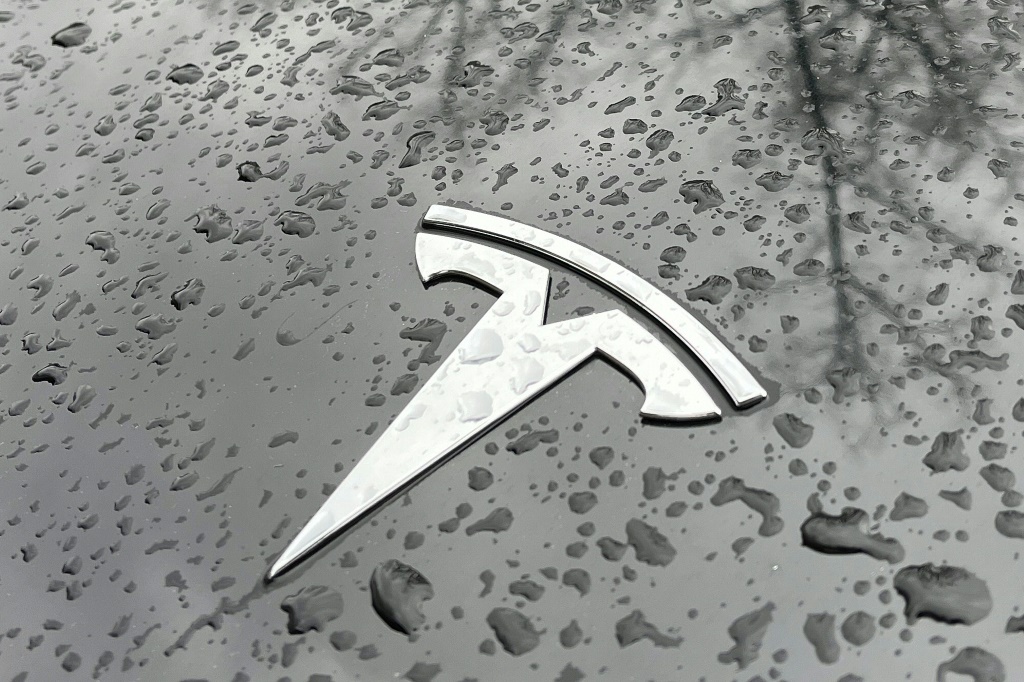 شعار شركة تيسلا للسيارات الكهربائية (أ ف ب)