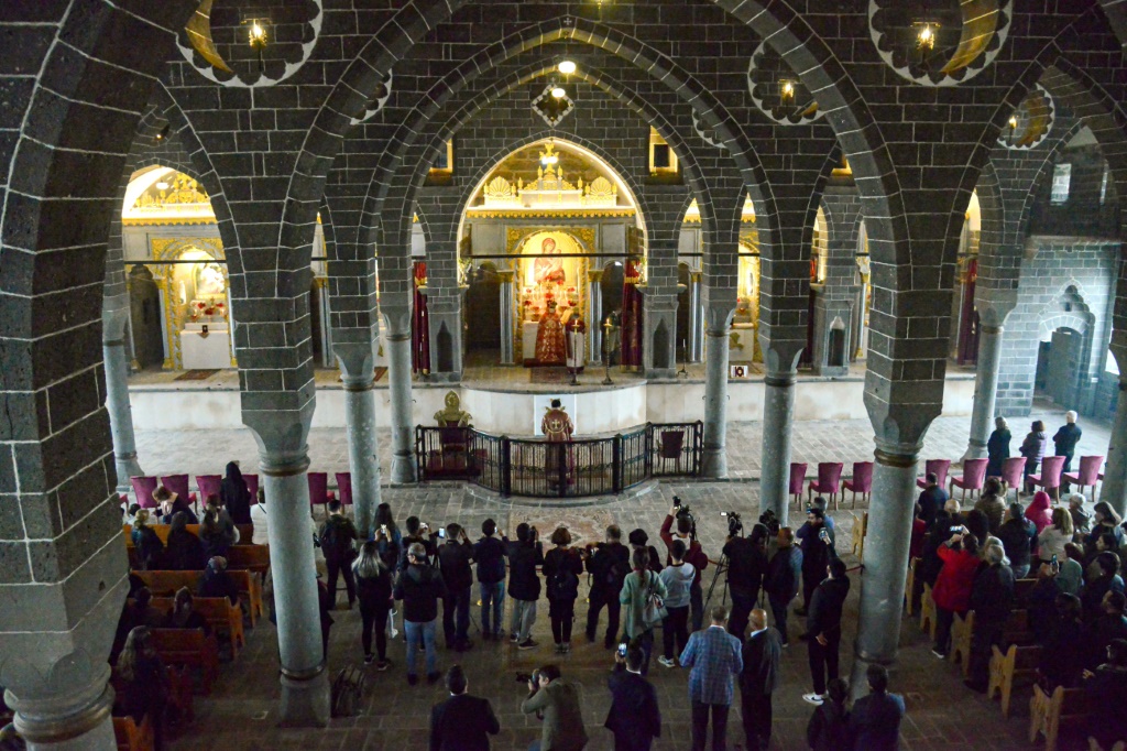    قداس عيد الفصح في كنيسة سورب جيراغوس الأرمنية في ديار بكر ، جنوب شرق تركيا (أ ف ب)