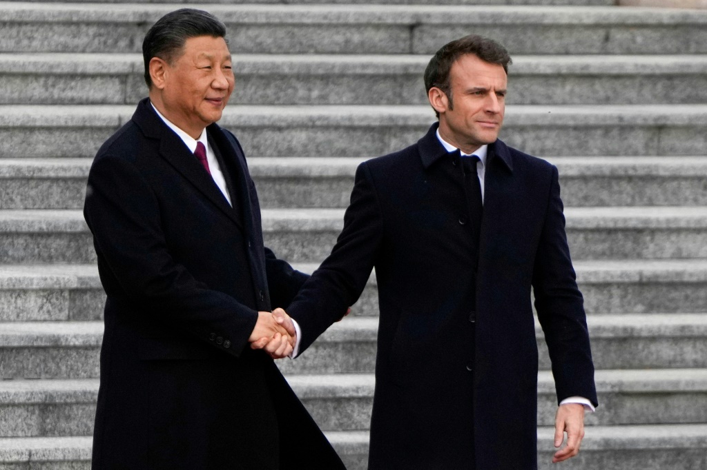 التقى الرئيس الفرنسي إيمانويل ماكرون (يمين) بالزعيم الصيني شي جين بينغ خلال زيارة دولة استمرت ثلاثة أيام الأسبوع الماضي (ا ف ب)   