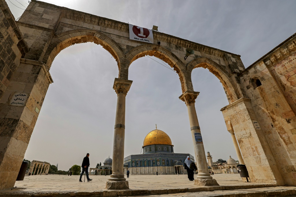 تشهد مدينة القدس توترا منذ بداية الأسبوع الماضي، في أعقاب إقدام الشرطة الإسرائيلية على اقتحام المسجد الأقصى ليلا، ومنع المصلين من الاعتكاف فيه (أ ف ب)