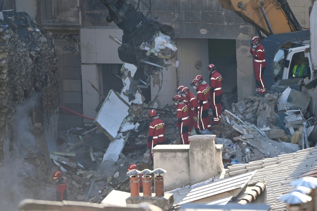 عناصر اطفاء بين انقاض مبنى انهار في وسط مدينة مرسيليا في جنوب فرنسا في التاسع من نيسان/أبريل 2023 (ا ف ب)