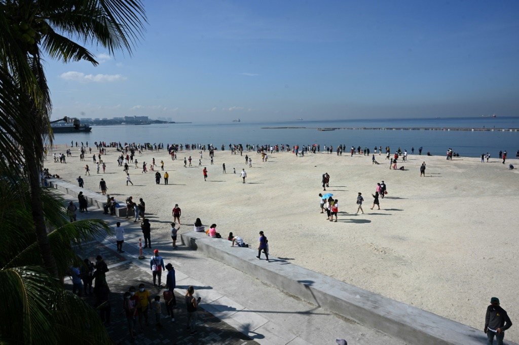 لقطة عامة لشاطئ في العاصمة الفيليبينية مانيلا في 17 تشرين الأول/أكتوبر 2021 (ا ف ب)