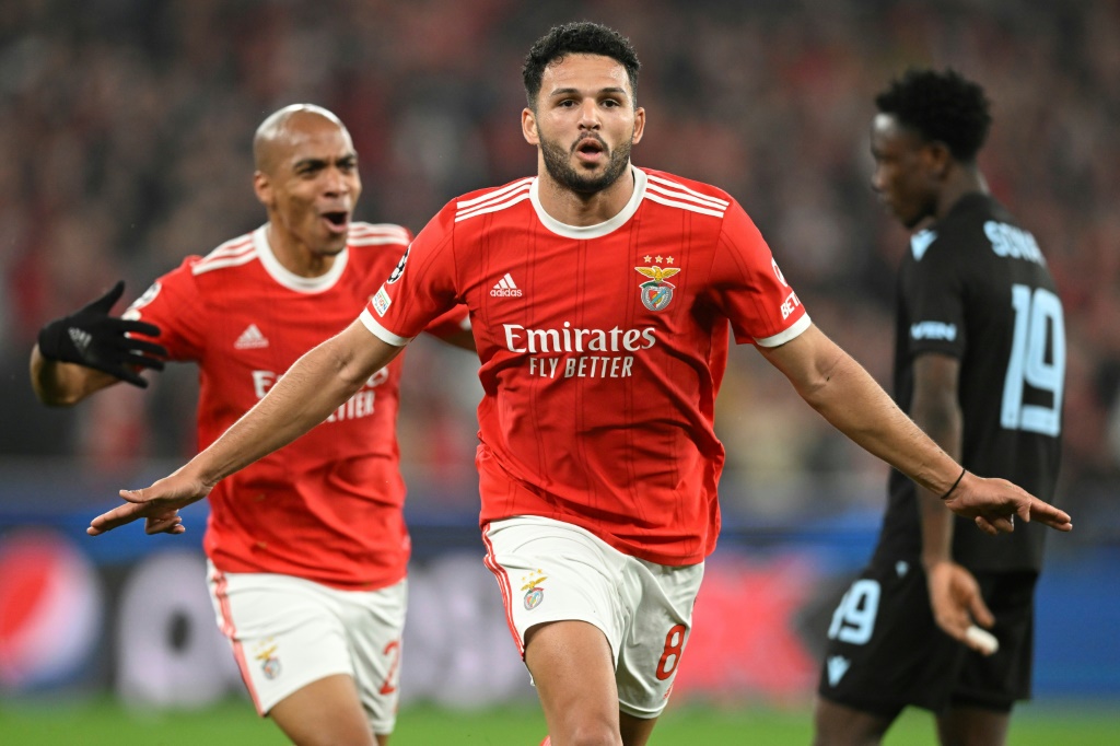 مهاجم بنفيكا غونسالو راموس يحتفل بتسجيله هدفاً في مرمى كلوب بروج في ثمن نهائي مسابقة دوري أبطال أوروبا لكرة القدم (ا ف ب)
