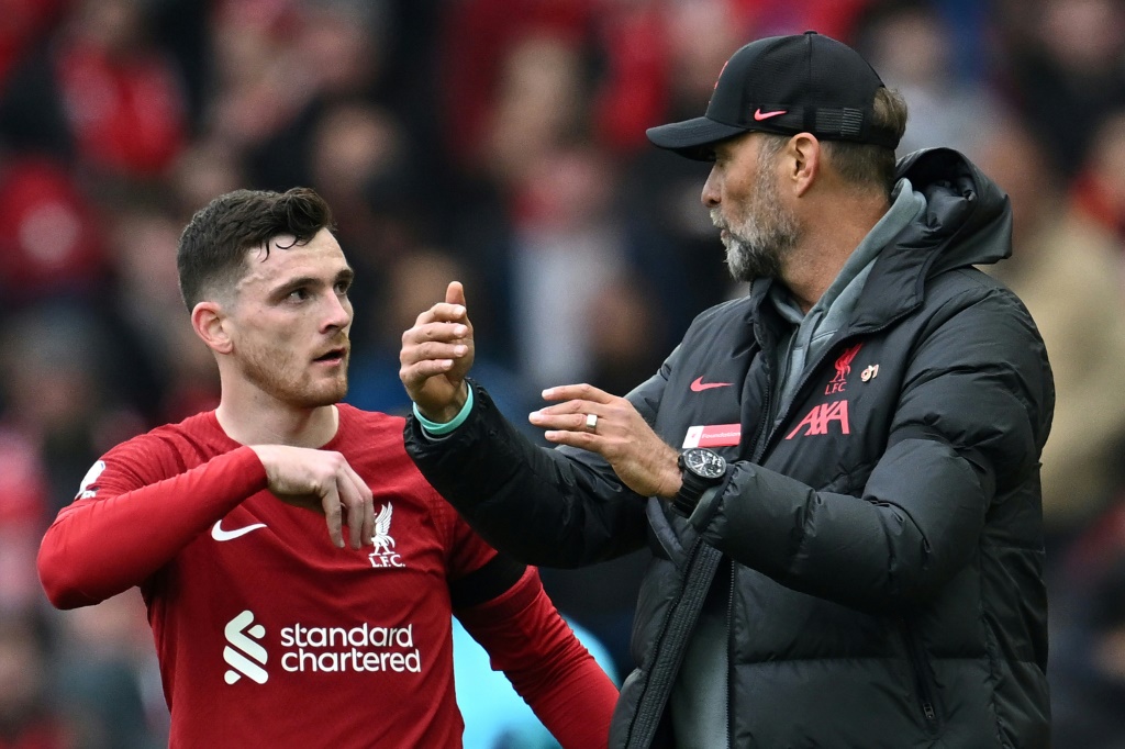 مدافع ليفربول الدولي الاسكتلندي أندرو روبرتسون يتحدث مع مدربه الالماني يورغن كلوب خلال المباراة ضد ارسنال في الدوري الانكليزي في التاسع من نيسان/أبريل 2023. (ا ف ب)
