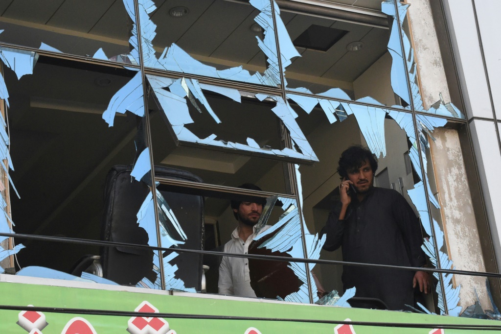    واستهدفت القنبلة سيارة للشرطة في سوق مزدحم في كويتا عاصمة بلوشستان (ا ف ب)
