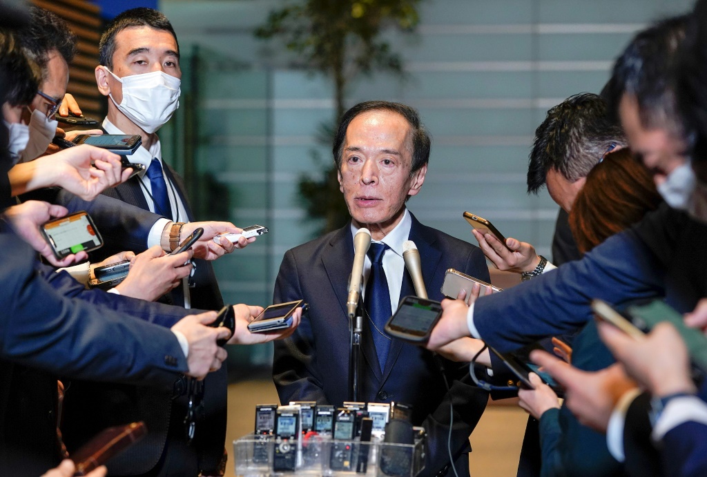     الحاكم الجديد للمصرف المركزي الياباني كازوو أويدا يلقي مؤتمرًا صحافيًا بعد لقائه رئيس الوزراء الياباني فوميو كيشيدا في طوكيو في العاشر من نيسان/أبريل 2023 (أ ف ب)   