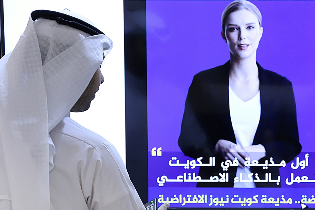    ظهرت `` فداء '' على حساب `` أخبار الكويت '' على تويتر ، كصورة لامرأة وهي مكشوفة شعرها فاتح اللون مرتدية جاكيت أسود وقميص أبيض. (أ ف ب)