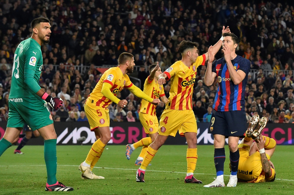 المهاجم البولندي لبرشلونة روبرت ليفاندوفسكي (الثاني من اليمين) بعد اهداره فرصة ضد جيرونا في الدوري الاسباني لكرة القدم. برشلونة في 10 نيسان/أبريل 2023 (ا ف ب)
