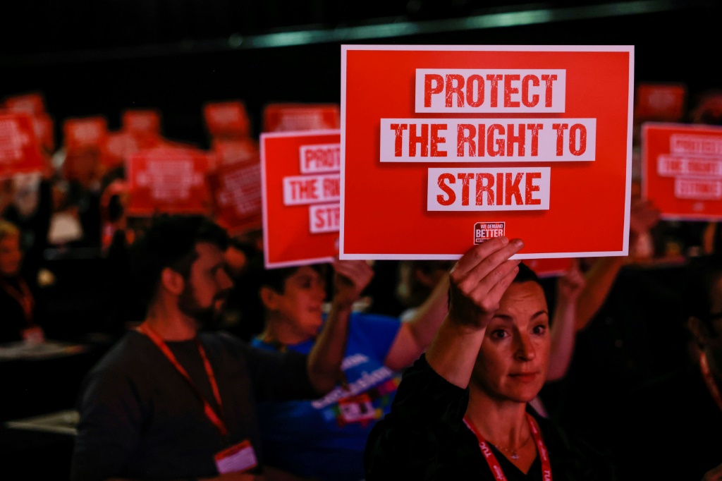 لافتات كتب عليها "احموا الحق في الإضراب" خلال اليوم الثالث من مؤتمر اتحاد النقابات العمالية في 20 تشرين الأول/أكتوبر 2022 في برايتون بجنوب إنكلترا (ا ف ب)