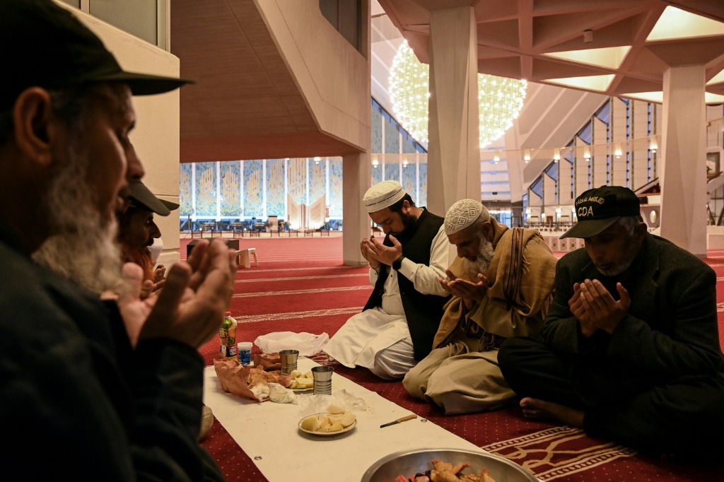    المخلصون يسافرون لأميال لسماع المكالمة في مسجد فيصل ، والنظر من خلال النوافذ لمشاهدة نور الإسلام في العمل وطلب صور سيلفي بعد ذلك (أ ف ب)   