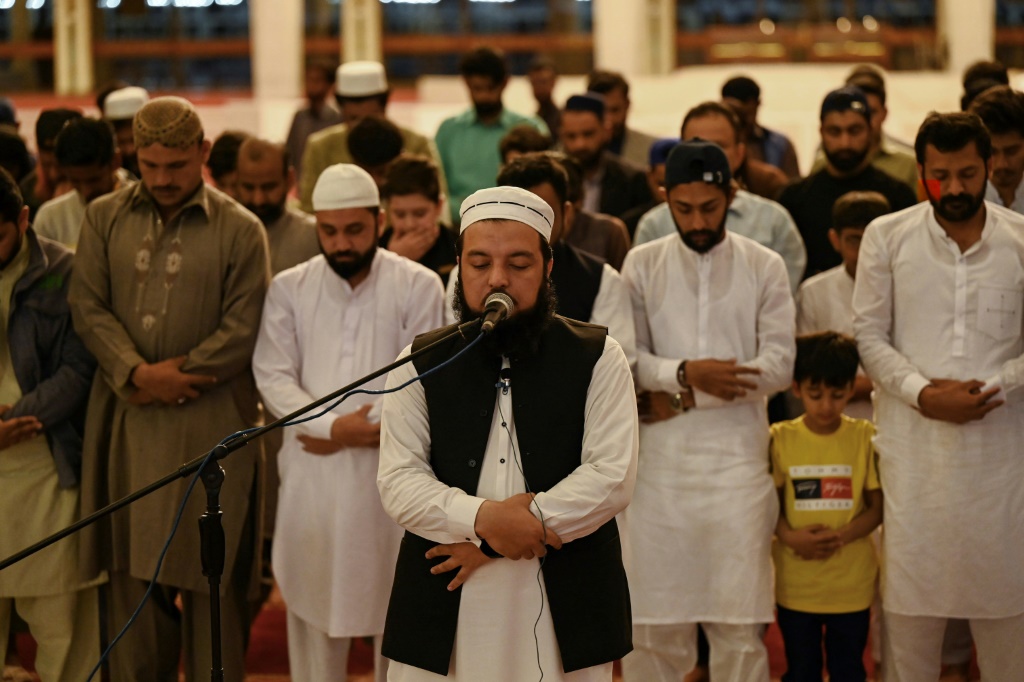  فاز نور الإسلام (وسط) على 400 مرشح آخر ليصبح المؤذن المسؤول عن أداء الآذان في مسجد فيصل الكبير في إسلام أباد. (أ ف ب)   