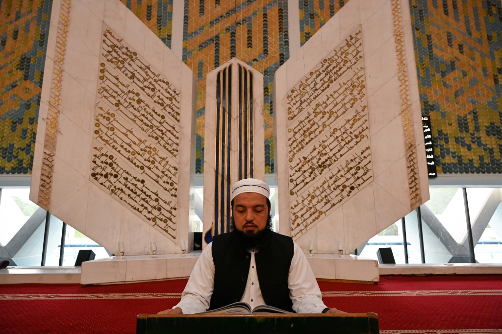       نور الإسلام يتلو القرآن في مسجد فيصل الكبير خلال شهر رمضان في إسلام أباد (أ ف ب)